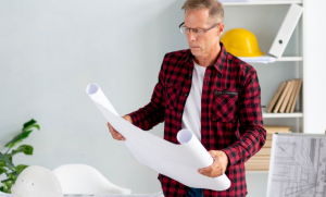 рабочий рассматривает чертеж